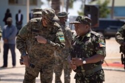 Paulo Kagame (E) e Filipe Nyusi (D) em Cabo Delgado