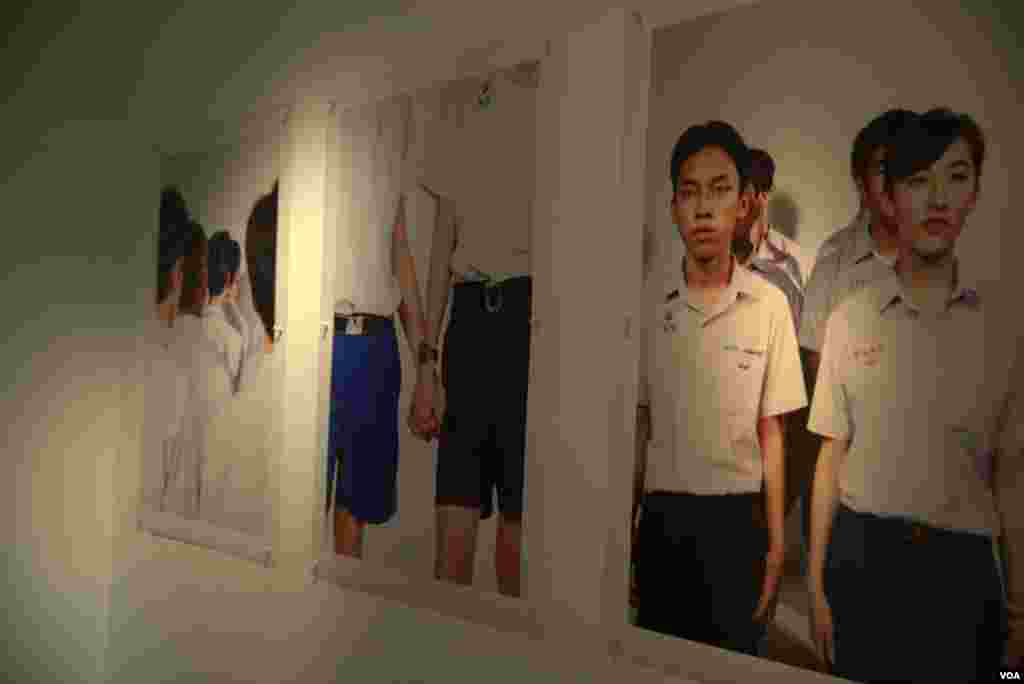 ​ស្នាដៃ​ថត​រូប​មួយ​​ដោយ​វិចិត្រករ​ជនជាតិ​ថៃ​ត្រូវ​បាន​ដាក់​បង្ហាញ​នៅ​ក្នុង​វិចិត្រសាល​ Java Art វិមាន​ឯករាជ្យ​កាល​ពី​ថ្ងៃទី​០៦ ខែ​តុលា ឆ្នាំ ២០១៨។(ទុំ ម្លិះ/VOA)