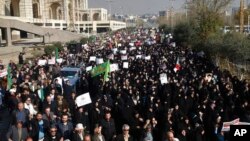 ក្រុម​បាតុករ​អ៊ីរ៉ង់​ដែល​ប្រឆាំង​រដ្ឋា​ភិបាល​ បាន​ស្រែក​ពាក្យ​ស្លោក​នៅ​ក្នុង​ទីក្រុង​តេហេរ៉ង់ កាល​ពី​ថ្ងៃទី​៣០ ខែ​ធ្នូ ឆ្នាំ​២០១៧។​ 