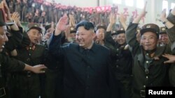 FILE - Pemimpin Korea Utara Kim Jong Un dengan para ilmuwan dan teknisi Akademisi Pertahanan Akademi DPRK setelah peluncuran coba rudal balistik antar benua Hwasong-14 dalam foto dirilis oleh Kantor Berita Pusat Korea Utara Korea Utara (KCNA) di Pyongyang 5 Juli , 2017.