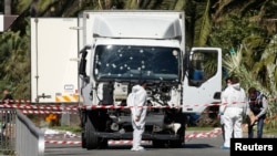 Para penyelidik terus bekerja di lokasi truk yang menabrak kerumunan massa di Nice, Perancis (15/7). (Reuters/Eric Gaillard)