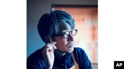 도쿄올림픽 조직위원회 개폐회식 연출담당자인 고바야시 겐타로 씨가 과거 유대인 관련 부적절 발언으로 22일 개회식을 하루 앞두고 전격 해임됐다.