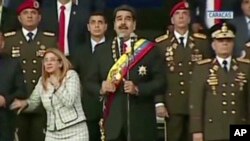 Nicolas Maduro et de sa femme Cilia Flores lors de l'explosion pendant une cérémonie militaire à Caracas au Venezuela, le 4 août 2018.