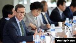 로버트 아인혼 전 국무부 비확산·군축 담당 특보(왼쪽)가 4일 서울 아산정책연구원에서 열린 라운드테이블에서 발언하고 있다.