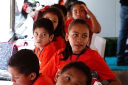 Anak-anak migran mengambil pelajaran bahasa Inggris di Tijuana, Meksiko, 2 Agustus 2019., sebagai ilustrasi (Foto: REUTERS/Jorge Duenes)