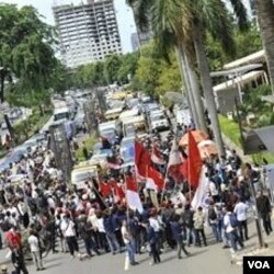 Demonstrasi anti korupsi di depan kantor KPK (9 Desember 2010). Korupsi di Indonesia masih menjadi keprihatinan sejumlah LSM anti korupsi.
