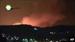 Asap membumbung di Damaskus, Suriah pasca serangan udara Israel hari Minggu dinihari (5/5).