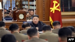 Dalam foto yang dirilis kantor berita resmi Korea Utara, Korean Central News Agency, tampak Pemimpin Korea utara Kim Jong Un (tengah atas) menghadiri rapat Komisi Militer Pusat Partai Pekerja Korea, 22 Desember 2019. 