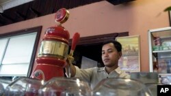 ឯកសារ៖ អ្នកលក់ចាក់​ស្រា​បៀរ​ឲ្យ​អតិថិជន​ថ្ងៃ​ទី១ ខែ​មេសា ឆ្នាំ២០០៩ នៅ​រាជធានី​ភ្នំពេញ។