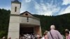 Umat Katolik Bosnia berkumpul untuk berdoa selama upacara pembukaan gereja Katolik yang baru dibangun di Bugojno, pada 2 Agustus 2022. (Foto: AFP/Elvis Barukcic)