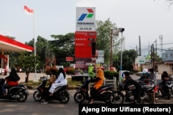 FILE - Pengendara sepeda motor mengantre untuk membeli BBM bersubsidi di SPBU Pertamina setelah pengumuman kenaikan harga BBM di Bekasi, 3 September 2022. (Foto: REUTERS/Ajeng Dinar Ulfiana)