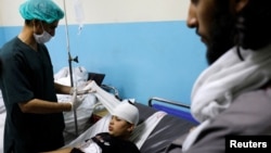 俄罗斯驻阿富汗大使馆入口附近发生自杀炸弹爆炸后，一名阿富汗人在喀布尔的一家医院接受治疗。(2022年9月5日)