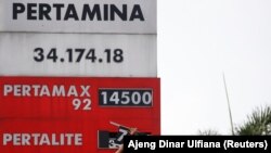 Ilustrasi - Pekerja SPBU Pertamina mengubah harga BBM yusai pengumuman kenaikan harga BBM, di Bekasi, 3 September 2022. (Foto: REUTERS/Ajeng Dinar Ulfiana)