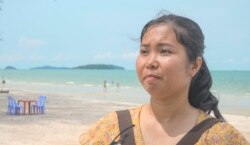 អ្នកស្រី​ គង់ លក្ខិណា​ ជា​បុគ្គលិក​ផ្នែក​ហិរញ្ញវត្ថុ​នៅ​កាស៊ី​ណូមួយ​នៅ​ក្រុង​ព្រះសីហនុ។ អ្នកស្រី​ និងស្វាមី​នាំ​កូនៗ​មក​ដើរកំសាន្តនៅ​ឆ្នេរសមុទ្រចុងសប្តាហ៍ នៅក្រុង​ព្រះ​សីហនុ នៅ​ថ្ងៃទី​១៧ ខែ​ឧសភា​ ឆ្នាំ​២០២០។ (ខាន់ សុគុំមនោ​/ VOA)