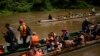 Sejumlah migran bergerak menuju utara ke Lajas Blancas, Panama, dengan menggunakan perahu setelah berjalan melewati Celah Darien dari Kolombia, pada 28 Juni 2024. (Foto: AP/Matias Delacroix)