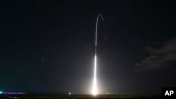 资料-图片显示美军陆基宙斯盾导弹防御测试系统的发射，该系统后来拦截了一枚中程弹道导弹。（2018年12月10日）（美国导弹防御局(MDA)提供）