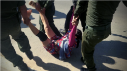 កម្លាំងសមត្ថកិច្ចឃាត់ខ្លួនបាតុករម្នាក់ ដែលបានប្រមូលផ្តុំគ្នានៅមុខស្ថានទូតចិនតាមការរៀបចំដោយគណបក្សសង្គ្រោះជាតិដែលត្រូវបានតុលាការំលាយ ក្នុងខួបទី២៩ឆ្នាំនៃការចុះកិច្ចព្រមព្រៀងសន្តិភាពទីក្រុងប៉ារីស ដើម្បីតវ៉ាប្រឆាំងនឹងឥទ្ធិពលចិននៅកម្ពុជា នៅរាជធានីភ្នំពេញ ថ្ងៃទី២៣ ខែតុលា ឆ្នាំ២០២០។ (រូបថតដកស្រង់ពីបណ្តាញសង្គមហ្វេសប៊ុក)