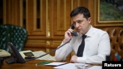 볼로디미르 젤렌스키 우크라이나 대통령이 지난 9일 키예프 집무실에서 통화하고 있다. (자료사진)