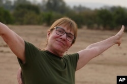 ຮູບນີ້ສະໜອງໂດຍ ທ່ານເຄຣັກ ແມນເດີຣ໌ສ ໃຫ້ເຫັນ ພັນລະຍາ ຍານາງ ລີຊາ ແມນເດີຣ໌ສ ຜູ້ຖືກຮິບໂປ້ທຳຮ້າຍເຖິງແກ່ຊີວິດ ທີ່ປະເທດແຊມເບຍ ເມື່ອວັນທີ 5 ກຸມພາ 2025 (Craig Manders via AP)