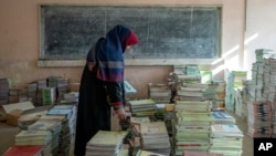 بر اساس این گزارش، طالبان تغییرات اساسی در نظام آموزشی افغانستان را به وجود آورده و زنان و دختران را به گونۀ عمدی از مکاتب و دانشگاه‌ها محروم ساخته اند.