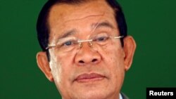 រូបឯកសារ៖ លោកនាយករដ្ឋមន្ត្រី ហ៊ុន សែន ចូលរួមសម្ពោធផ្លូវជាតិលេខ១ ដែលត្រូវបានសាងសង់ឡើងដោយជំនួយពីប្រទេសជប៉ុន នៅរាជធានីភ្នំពេញ កាលពីថ្ងៃទី១៣ ខែមីនា ឆ្នាំ២០១៨។ 