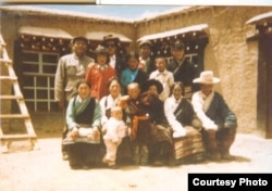 达赖喇嘛宣布三天后，根敦确吉尼玛和家人被带走。（李江琳提供）