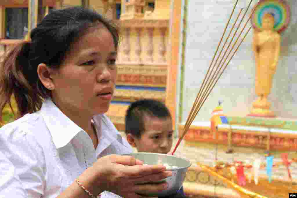 ប្រជាពលរដ្ឋ​​ខ្មែរ នៅ​ថ្ងៃ​បុណ្យ​ចូលឆ្នាំខ្មែរ​ ក្នុង​វត្តមួយ​ជាយ​រាជធានី​ភ្នំពេញ កាលពី​ថ្ងៃទី១៤​ ខែមេសា​ ឆ្នាំ២០១៧។ (ហ៊ាន សុជាតា/VOA)