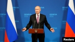 Президент Путін також заявляв про, за його словами, «кривавий переворот в Україні» на прес-конференції у Женеві після перших переговорів з президентом США Джо Байденом 16 червня 2021 р.