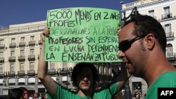 Para guru di Madrid, Spanyol melakukan unjuk rasa anti langkah penghematan (foto: dok). Spanyol dilanda pengangguran tertinggi di zona euro untuk bulan Mei, dengan hampir satu dari setiap empat pekerja menganggur.