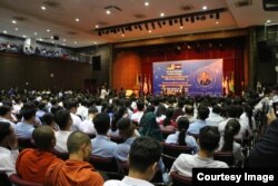 និស្សិតស្ដាប់ការ​បក​ស្រាយ​របស់​លោកបណ្ឌិត មហាធា មហាម៉ាត់ (Mahathir Mohamad) នាយករដ្ឋមន្ត្រីម៉ាឡេស៊ី ថ្លែងនៅសាកលវិទ្យាល័យភូមិន្ទភ្នំពេញ ក្នុងកិច្ចសន្ទនារពិសេសស្តីអំពី «ការរក្សាតុល្យភាពទំនាក់ទំនងជាមួយប្រទេសមហាអំណាចនៅក្នុងបរិបទអាស៊ាន» កាលពីថ្ងៃទី០២ ខែកញ្ញា ឆ្នាំ២០១៩។ (Facebook/Royal University of Phnom Penh)