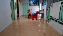 ផ្ទះសម្បែង​របស់​ប្រជាពលរដ្ឋ​នៅ​ក្រុង​ព្រះសីហនុ ដែល​បាន​ជន់លិច​ដោយ​ជំនន់​ទឹក​ភ្លៀង​កាល​ពី​ថ្ងៃ​អង្គារ ទី២៤ ខែសីហា ឆ្នាំ២០២១។ (រូបថត​ពីបណ្តាញ​សង្គមហ្វេសប៊ុក)