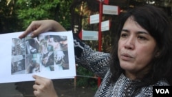 Dirut PDTS KBS Aschta Tajudin menunjukkan gambar kondisi terakhir Rama, harimau Sumatera koleksi KBS yang mati akibat gagal jantung (VOA/Petrus).