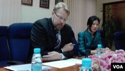 លោក Jarkko Turunen (ឆ្វេង) អនុប្រធានផ្នែកតំបន់អាស៊ីប៉ាស៊ីហ្វិក នៃមូលនិធិរូបិយបណ្ណអន្តរជាតិ IMF ថ្លែងមកកាន់ក្រុមអ្នកសារព័ត៌មាននៅភ្នំពេញ កាលពីល្ងាចថ្ងៃទី២៥ ខែកក្កដា ឆ្នាំ២០១៧។ (អូន ឆេងប៉រ/VOA)