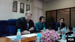 លោក Jarkko Turunen (ឆ្វេង) អនុប្រធានផ្នែកតំបន់អាស៊ីប៉ាស៊ីហ្វិក នៃមូលនិធិរូបិយបណ្ណអន្តរជាតិ IMF ថ្លែងមកកាន់ក្រុមអ្នកសារព័ត៌មាននៅភ្នំពេញ កាលពីល្ងាចថ្ងៃទី២៥ ខែកក្កដា ឆ្នាំ២០១៧។ (អូន ឆេងប៉រ/VOA)