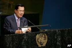 លោក​ ហ៊ុន សែន នាយករដ្ឋ​មន្ត្រី​កម្ពុជា ថ្លែង​ទៅ​កាន់​កិច្ច​ប្រជុំ​កំពូល​ស្តី​អំពី​ការ​អភិវឌ្ឍ​ដោយ​ចីរភាពកាលពី​ថ្ងៃ​សៅរ៍ ទី២៦ ខែ​កញ្ញា ឆ្នាំ២០១៥ នៅ​ទីស្នាក់ការ​កណ្តាល​នៃ​អង្គការ​សហប្រជាជាតិ។ (AP/Mary Altaffer)