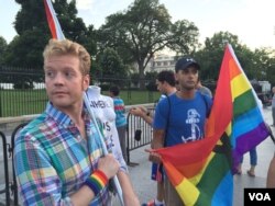 Protesters gather outside the White House, June 12, 2016. (K. Gypson/VOA)