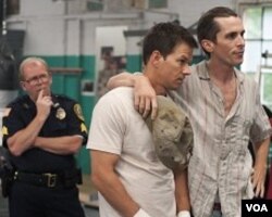 Mickey O’Keefe (kiri), polisi yang juga menjadi pelatih Micky.