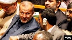 Presiden Iran Ahmadinejad (kanan) berbincang-bincang dengan Menteri Luar Negeri Manouchehr Mottaki (foto: dok).