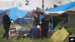 24일 그리스-마케도니아 국경지역인 이도메니 마을에서 그리스 경찰이 임시 난민수용소를 강제 해산시키고 있다.