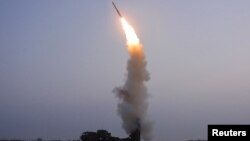 នៅក្នុង​រូបថត​ដែល​មិនមាន​កាលបរិច្ឆេទ​ដែល​ត្រូវបាន​ចេញ​ផ្សាយ​ដោយ​ទីភ្នាក់ងារ​សារព័ត៌មាន​កណ្តាល​កូរ៉េ​ខាងជើង​នៅ​ថ្ងៃទី១ ខែតុលា ឆ្នាំ២០២១ បង្ហាញ​អំពី​​ការ​បាញ់​សាកល្បង​មីស៊ីល​បច្ចេក​វិទ្យា​ថ្មី​ប្រឆាំង​យន្តហោះ។