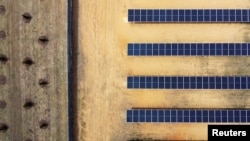 Pogled dronom prikazuje solarne panele kna pješčanom tlu na poljoprivrednom zemljištu Davea Duttlingera koje je iznajmio Dunns Bridge Solar LLC u Wheatfieldu, Indiana, SAD, 5. aprila 2024. REUTERS/Jim Vondruska