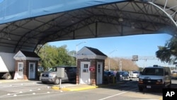 រូបឯកសារ៖ ច្រក​ចូល​ទៅ​កាន់​មូលដ្ឋាន​កង​ទ័ព​ជើង​ទឹក Pensacola ក្នុង​​ទីក្រុង Pensacola រដ្ឋ Florida។