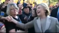 Hilarii Kilintani fi abbaa warraa ishii Bill Kilintan ganama harraa filannoo irratti hirmaatanii yeroo deebi'an