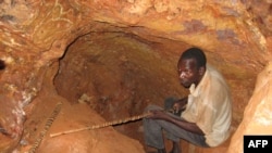 Un homme creuse dans une roche à la recherche d'or sur le site de Soedoumbofor près de la ville de Batouri, dans l'est du Cameroun, le 1er juin 2008.