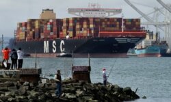 미국 캘리포니아주 오클랜드항에 대형 화물선이 입항하고 있다.