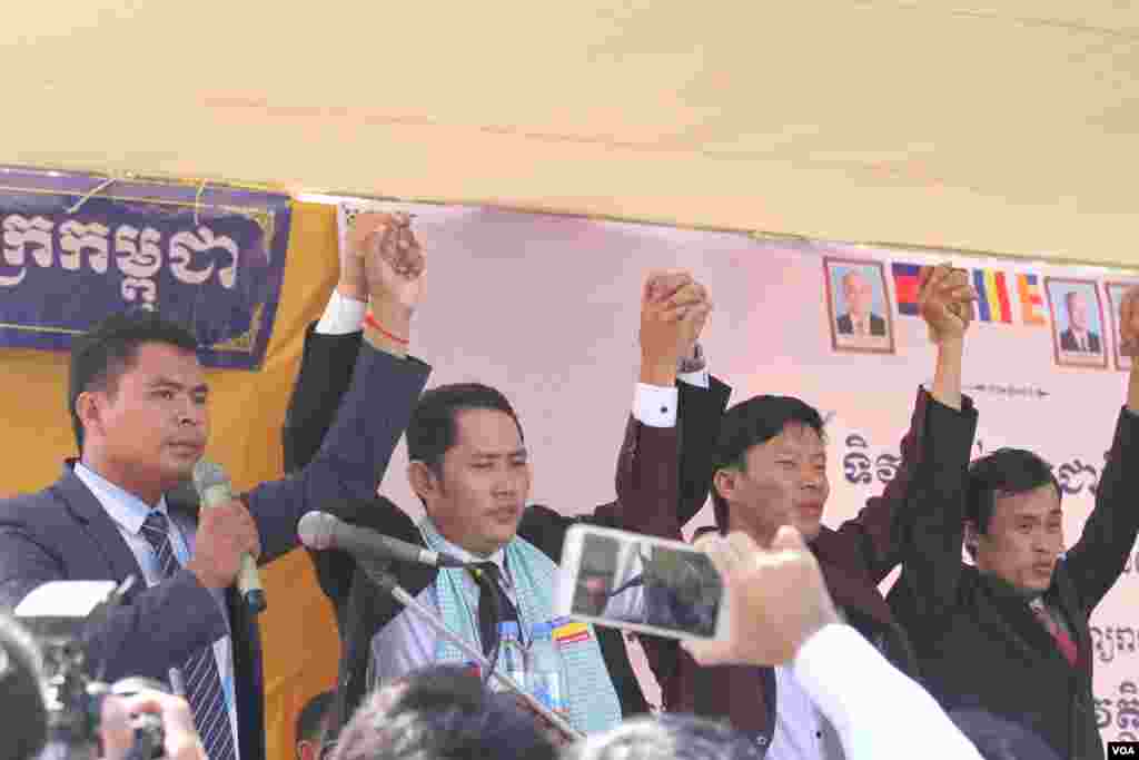 តំណាង​យុវជន​​មកពី​សម្ព័ន្ធ​យុវជន​ខ្មែរ​ដើម្បី​ប្រជា​ធិបតេយ្យ​លើក​ដៃ​ប្ដេជ្ញា​​នៅ​វត្តចាស់​នៃ​រាជធានី​ភ្នំពេញ​​ នៅថ្ងៃទី​០៤​មិថុនា​ ឆ្នាំ​២០១៦ នៅ​ក្នុង​ការ​ប្រារព្ធ​ខួប​៦៧​ឆ្នាំ​ ថ្ងៃ​អាណានិគម​បារាំង​កាត់​ផ្ទេរ​ទឹកដី​ខ្មែរ​ដែល​បប្ចុប្បន្ន​ហៅថា​​កម្ពុជា​ក្រោម​ ​ឲ្យ​ប្រទេស​​វៀតណាមនៅ​ឆ្នាំ​១៩៤៩។​(ឡេង ឡែន/VOA)​​