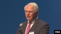 크리스토퍼 힐 전 국무부 동아태 차관보이 16일 서울에서 열린 '한반도의 새 질서' 토론회에서 연설하고 있다. 