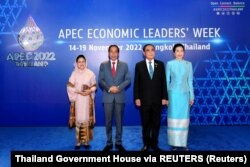 Perdana Menteri Thailand Prayuth Chan-ocha, Ibu Negara Naraporn Chao-ocha, Presiden Joko Widodo dan Ibu Negara Iriana menghadiri Gala dinner KTT APEC 2022 di Bangkok, Thailand, 17 November 2022. (Foto: Thailand Government House via REUTERS)