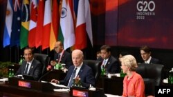 Presiden Joko Widodo, Presiden AS Joe Biden dan Presiden Komisi Eropa Ursula von der Leyen menggelar acara Kemitraan untuk Infrastruktur dan Investasi Global di sela-sela KTT G20 di Nusa Dua, Bali. 15 November 2022. (Foto: AFP/Saul Loeb)