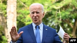 美国总统拜登在印尼巴厘岛见媒体时评论波兰遭导弹袭击事件。（2022年11月16日）